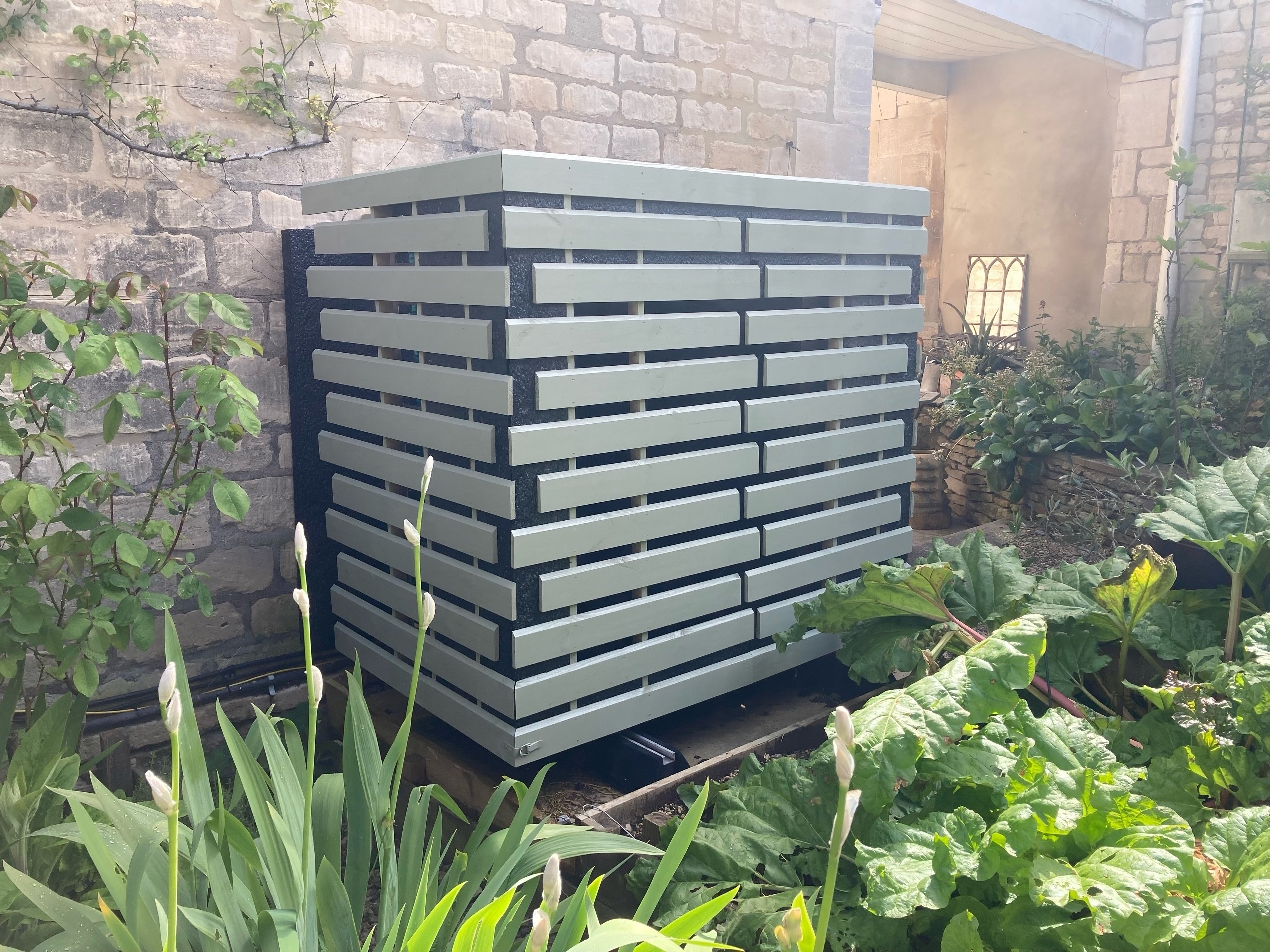 Heat pump cover in jungle green with noise reduction